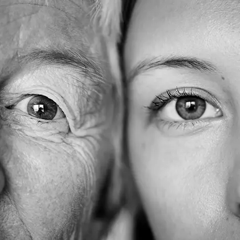 Augen von einer jungen und einer alten Frau