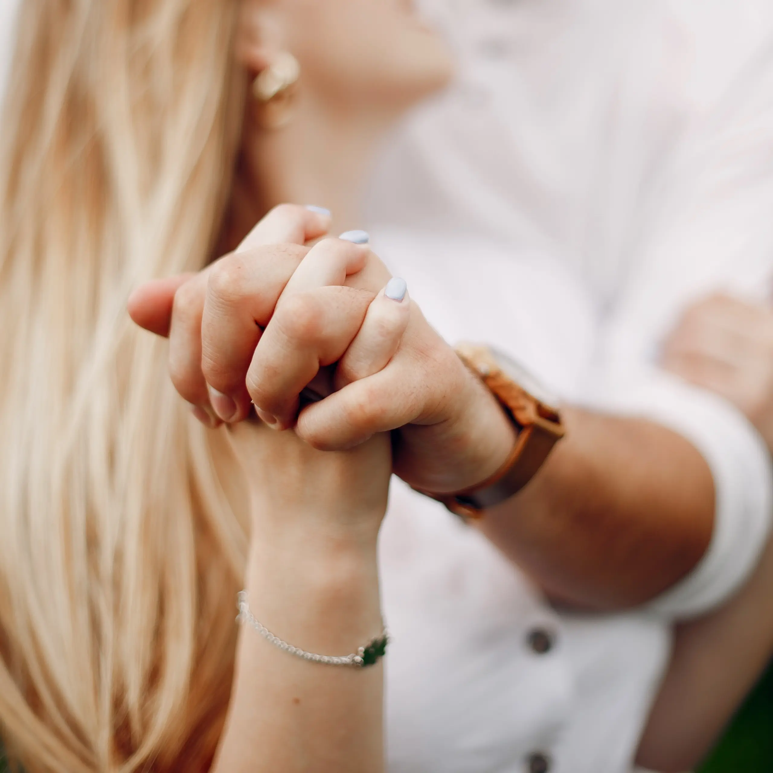 beautiful-couple-spend-time-summer-field-Kopie-scaled-ui2NUj Das Bild des Blogbeitrags